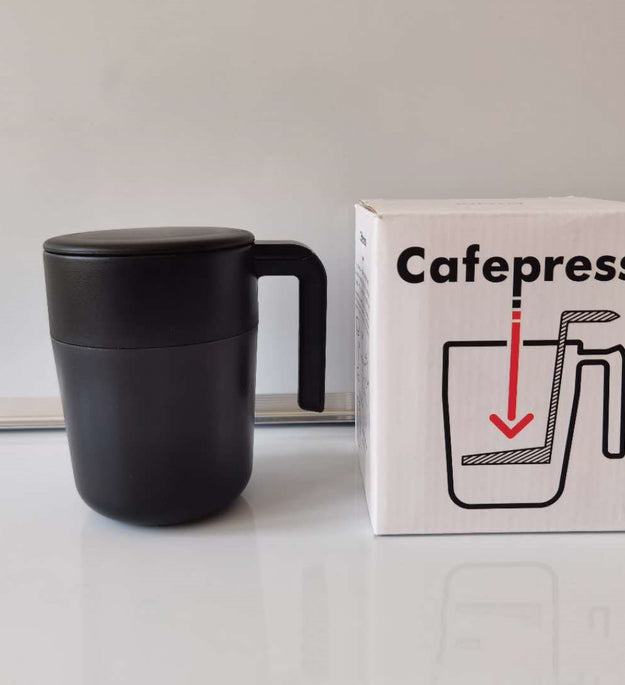 Coffee brewing cup with filter