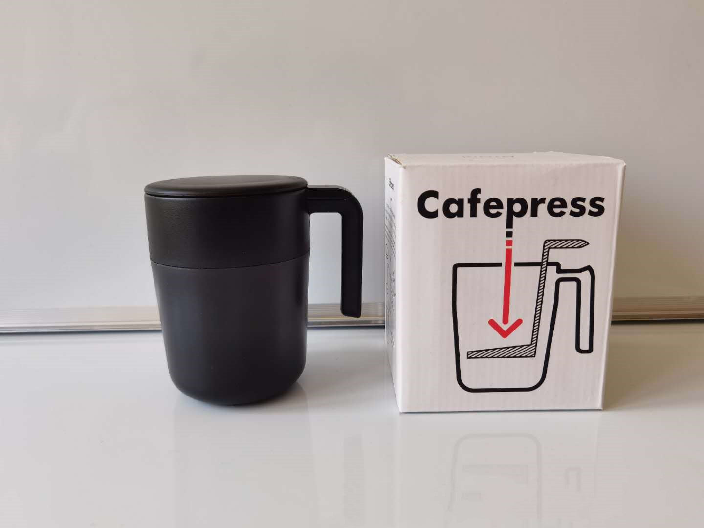 Coffee brewing cup with filter