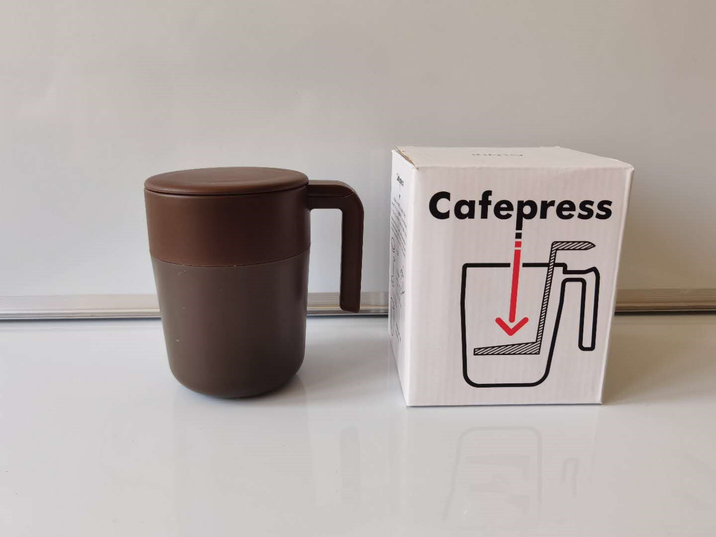 Coffee brewing cup with filter