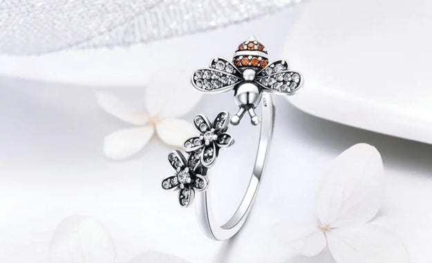 Bee Story Ring - Bee Design Ring